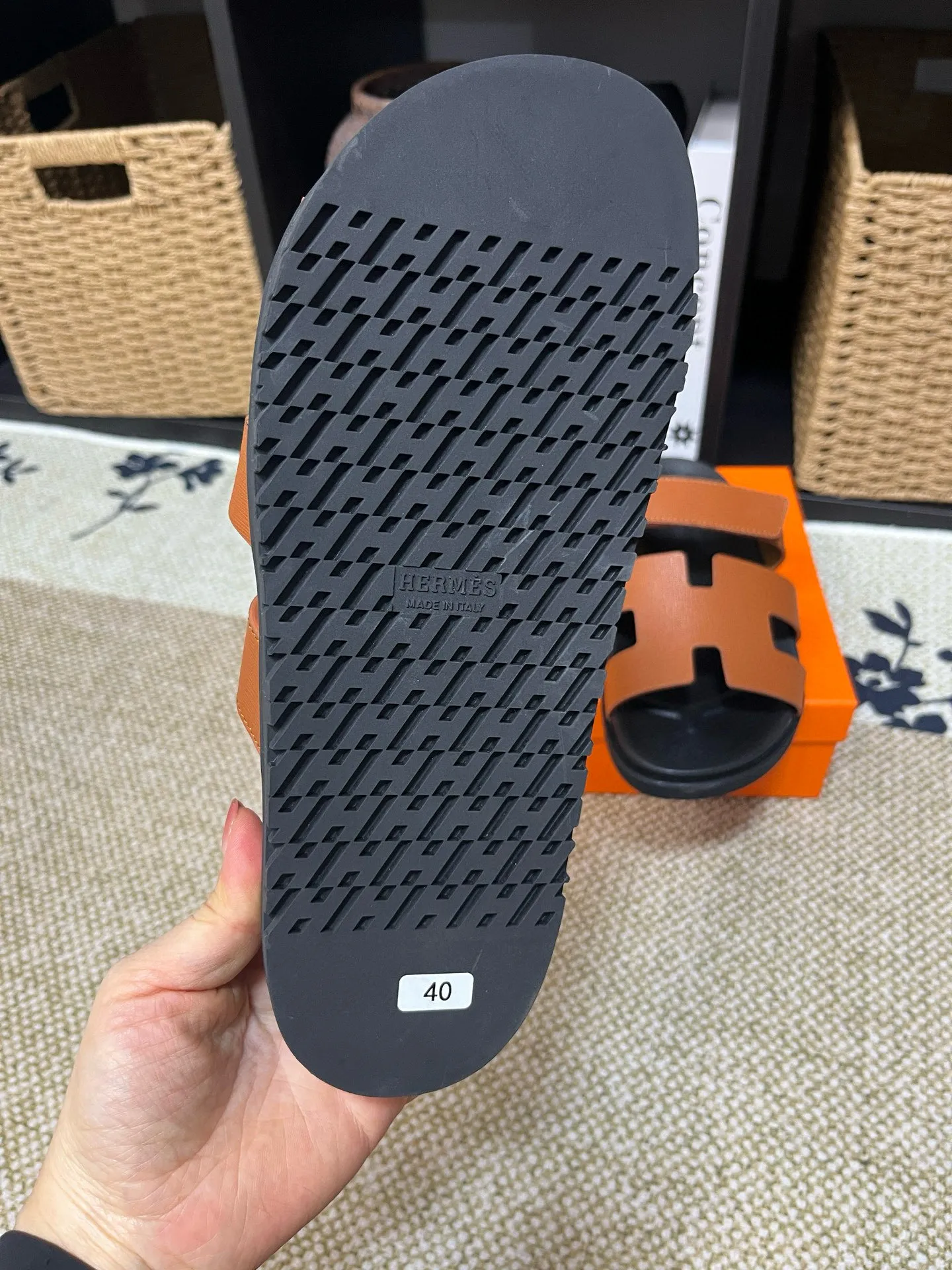 P300 Long-term stock Hermes men’s Kazimir slippers for couples - top quality woven calfskin functional sandals with intertwined uppers inspired by the “H” iconic pattern to create a casual look, perfect for summer. Imported cowhide + cowhide lining + TUP outsole Size: 35-46